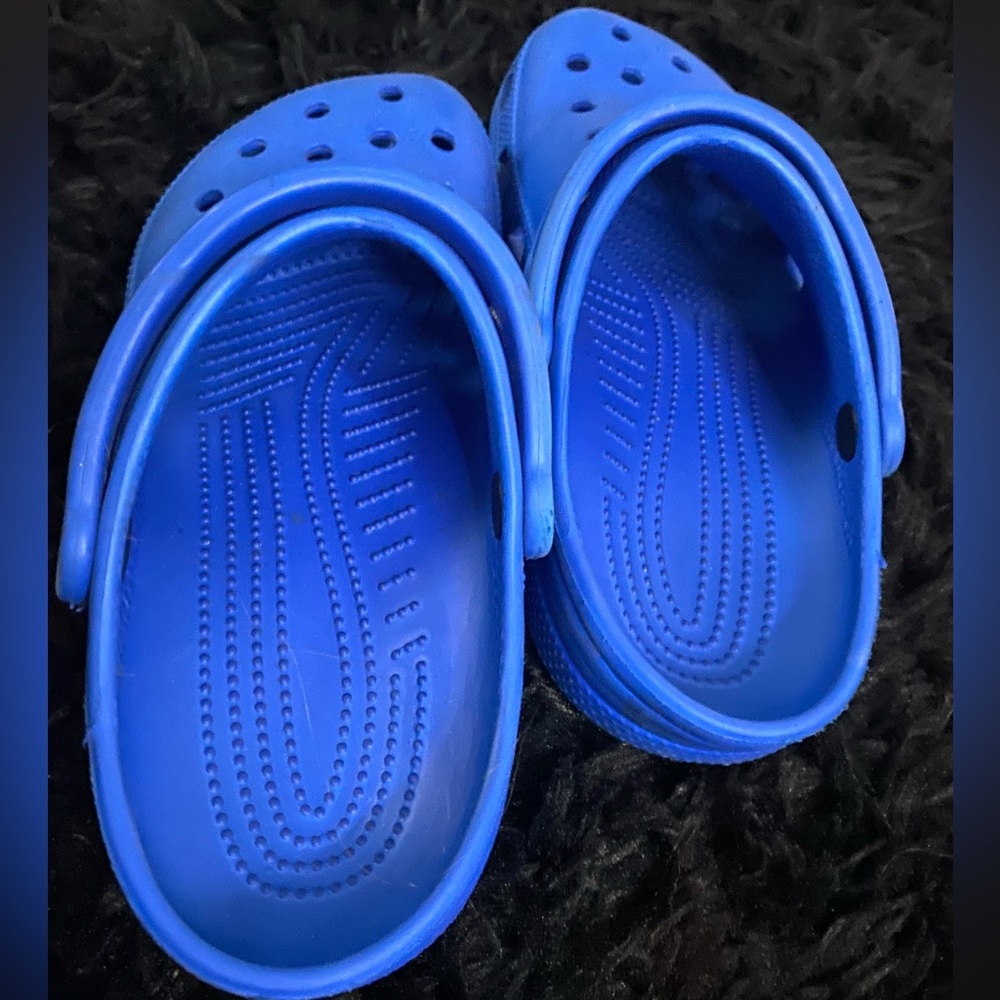Royal blue crocs.